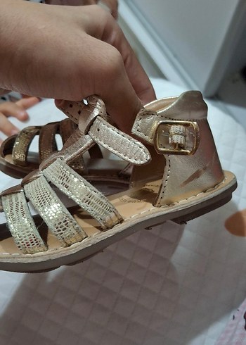 Kız Çocuk Parlak Bej Yılan Desenli Sandalet - Görsel 2