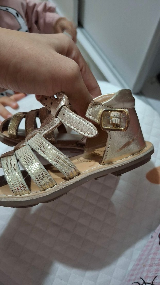 Kız Çocuk Parlak Bej Yılan Desenli Sandalet - Görsel 2