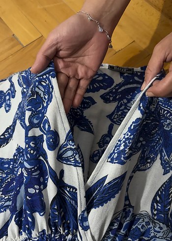 Beyaz renk Mavi Çiçek Desenli V yaka Uzun Elbise - Görsel 5