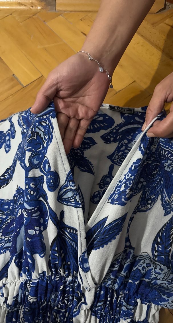 Beyaz renk Mavi Çiçek Desenli V yaka Uzun Elbise - Görsel 5