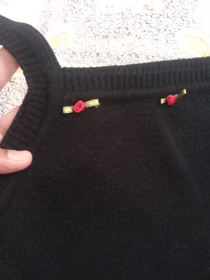 Düğmeli Nakışlı Siyah Kız Triko Süveter - Görsel 2