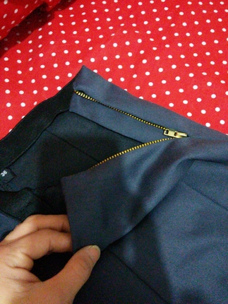Diğer yandan fermuarlı pantolon