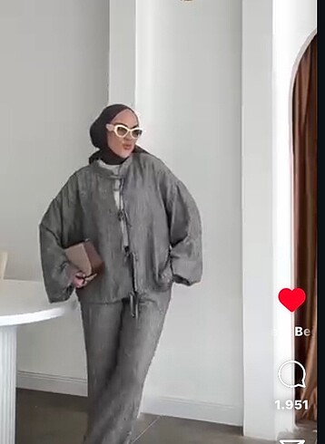 Ikılı takım rengi acık gri ısıktan kaynaklı koyu cıkmıs olabılır