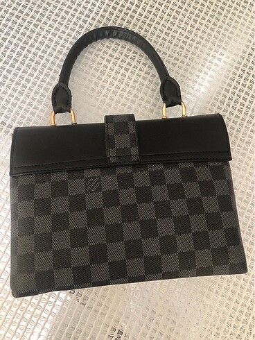 Louis Vuitton El çantası