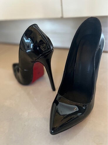 Siyah rugan kirmizi tabanli stiletto