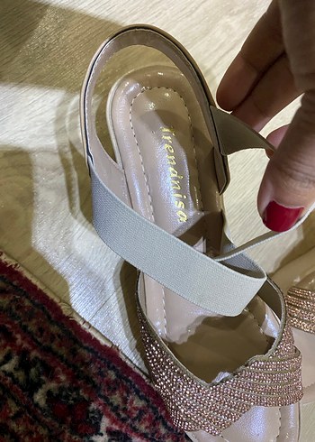 Bej Yılan Desenli Dolgu Topuklu Kadın Sandalet - Görsel 3