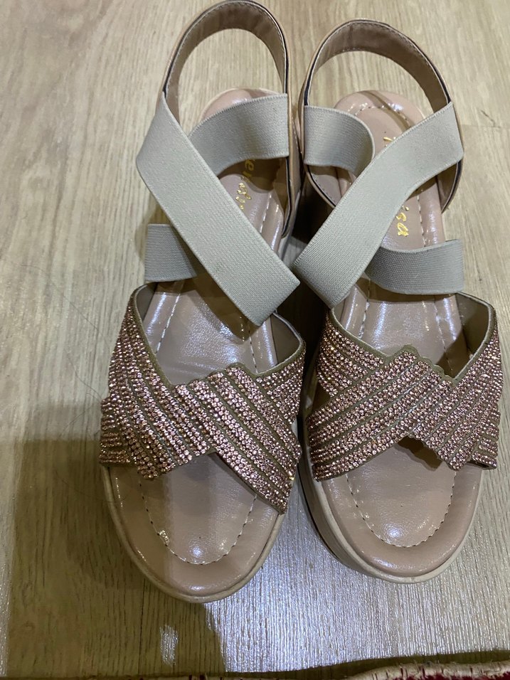 Bej Yılan Desenli Dolgu Topuklu Kadın Sandalet - Görsel 2