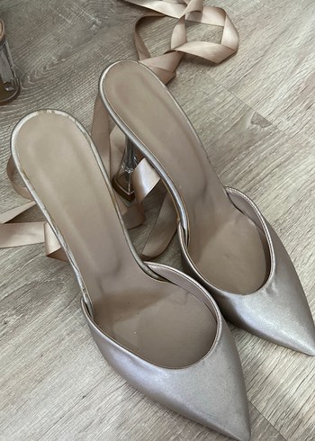 Bej İpek Görünümlü Stiletto Tokalı Topuklu