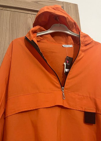 Turuncu Kapüşonlu Midi Yağmurluk - Görsel 2