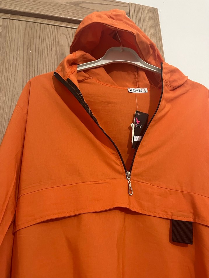 Turuncu Kapüşonlu Midi Yağmurluk - Görsel 2