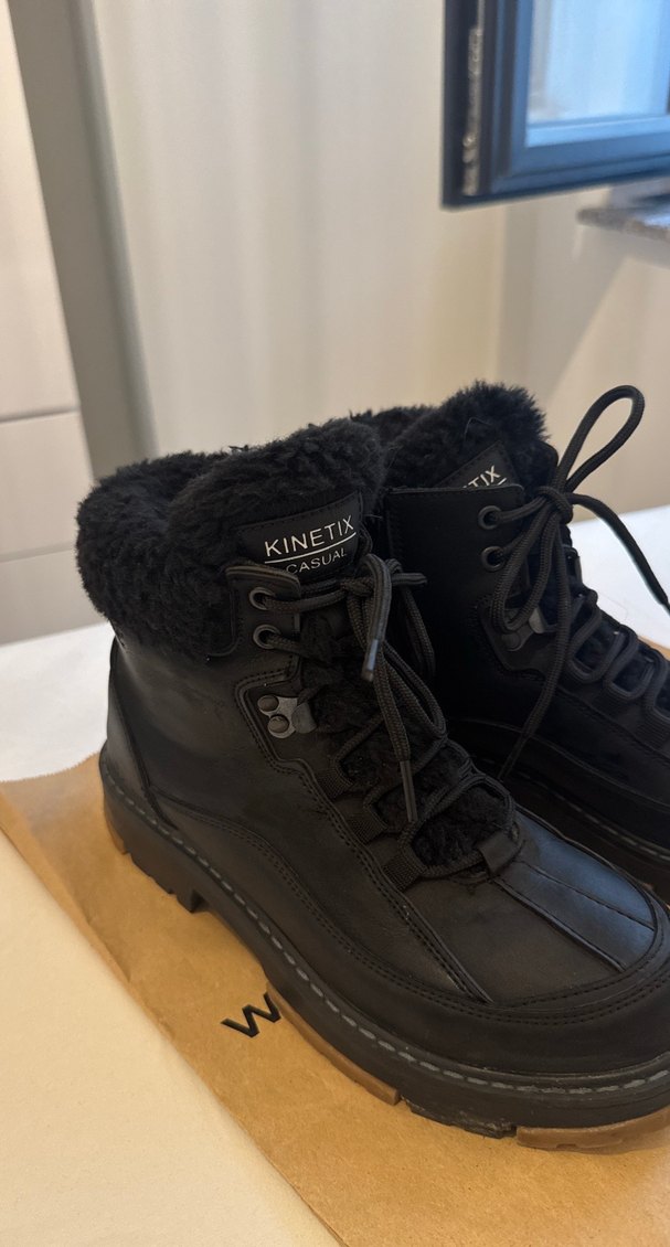 Siyah Kürklü  Kadın Bot - Görsel 3