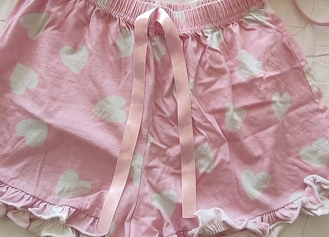 LC Waikiki Pembe fırfırlı kalpi şortlu crop takım