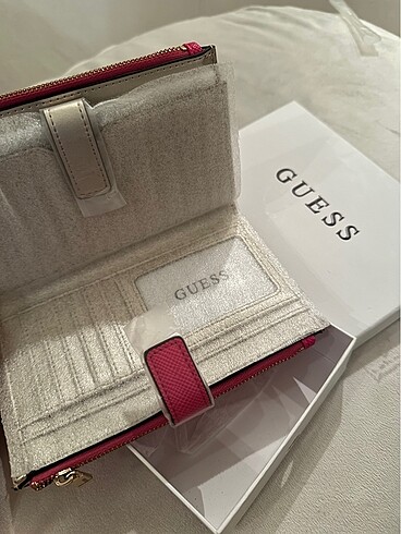 Beden Sıfır jelatini üzerinde orijinal Guess cüzdan