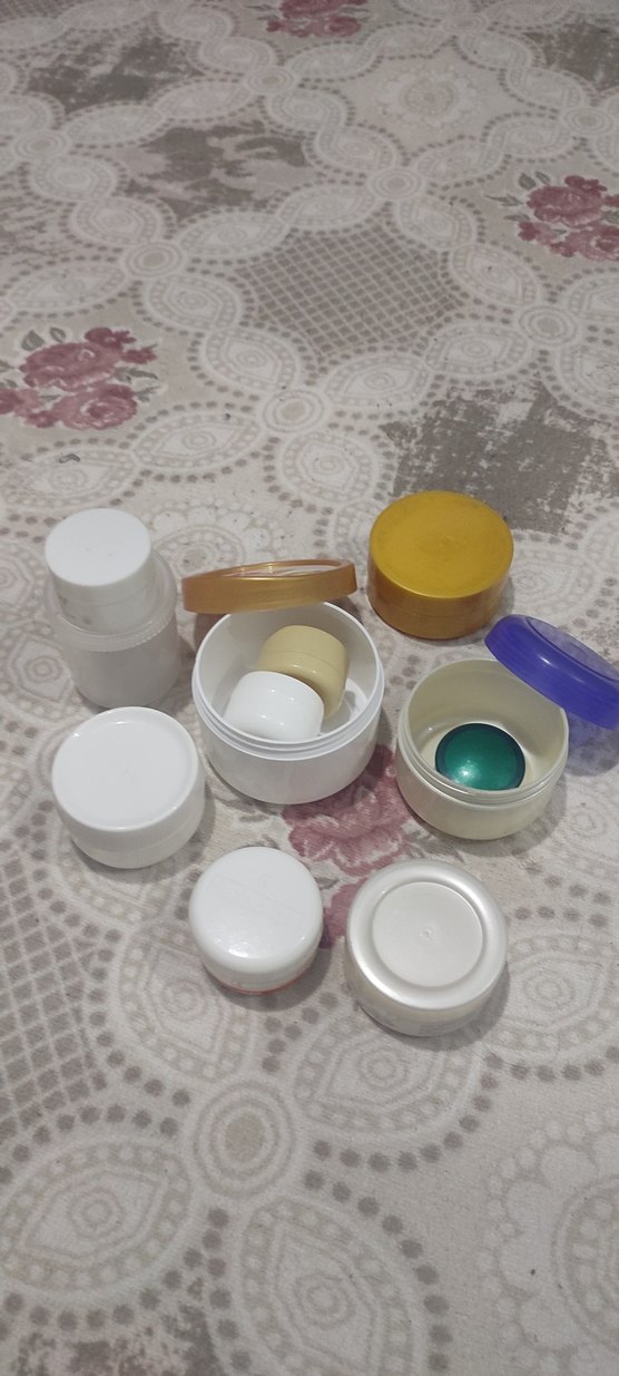 Çeşitli Beyaz ve Altın Kapaklı Makyaj Kutuları - Görsel 2