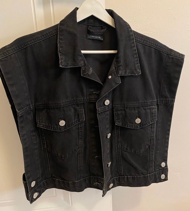 Siyah Düğmeli Kolsuz Denim Ceket - Görsel 2