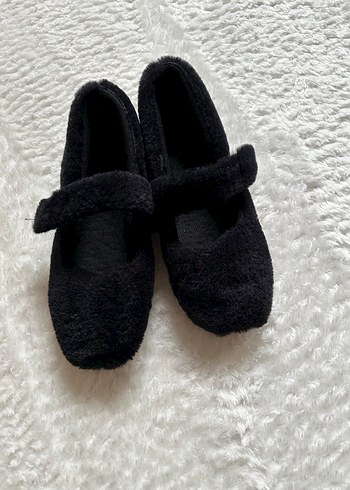 Siyah Kürklü Kadın Ev Babeti - Görsel 3