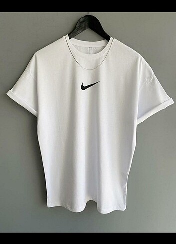 Nike oversize t-shirt xl bedene kadar vardır 