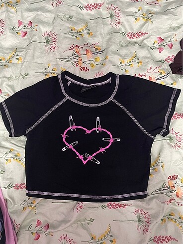 siyah kalp detayli gothic crop