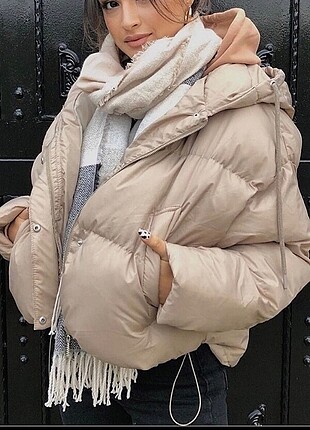 Zara model mont