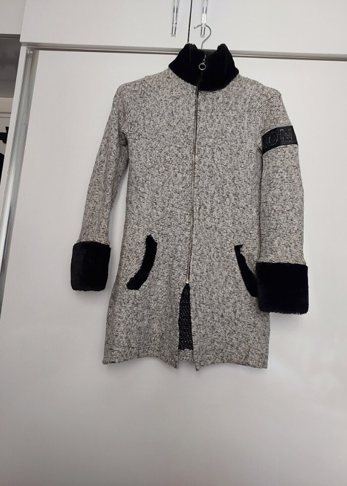 Kolları yakası kürklü Kaban  - Görsel 2