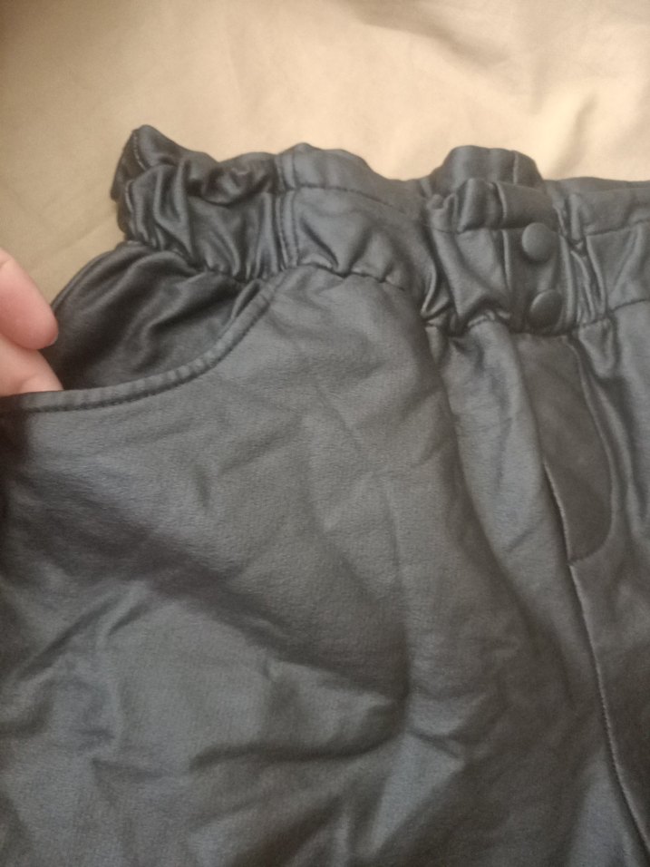 Siyah Deri Kemerli Mini Şort - Görsel 3