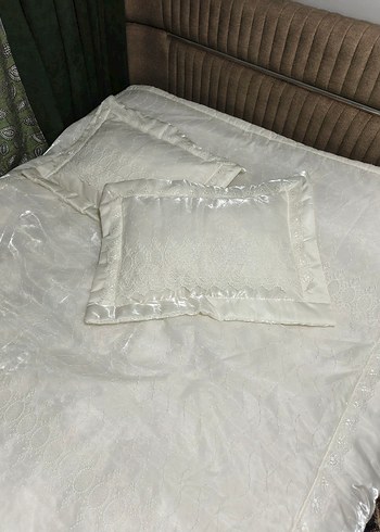 Beden Nakışlı Parlak Beyaz Yatak Örtüsü