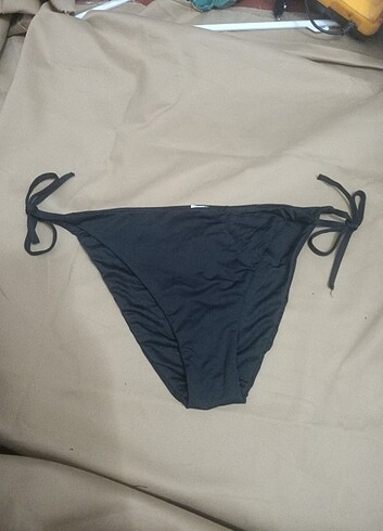 calzedonia bikini altı 3 M beden bir bağcık ürünün bir ipi yoktu