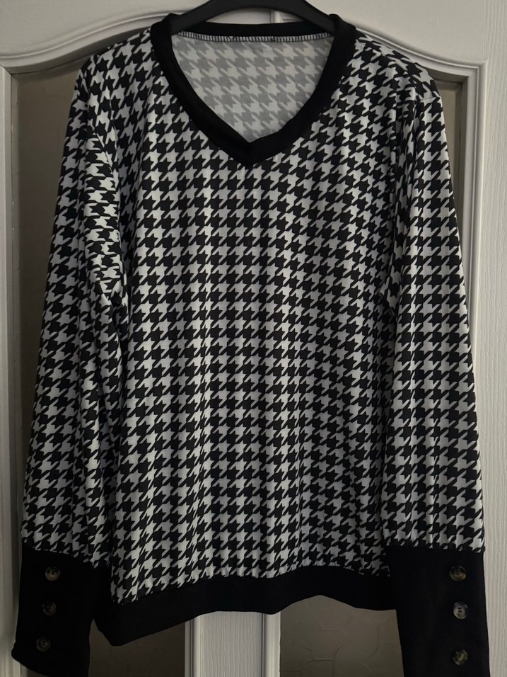 Düğmeli V Yaka Desenli Kadın Triko - Görsel 4