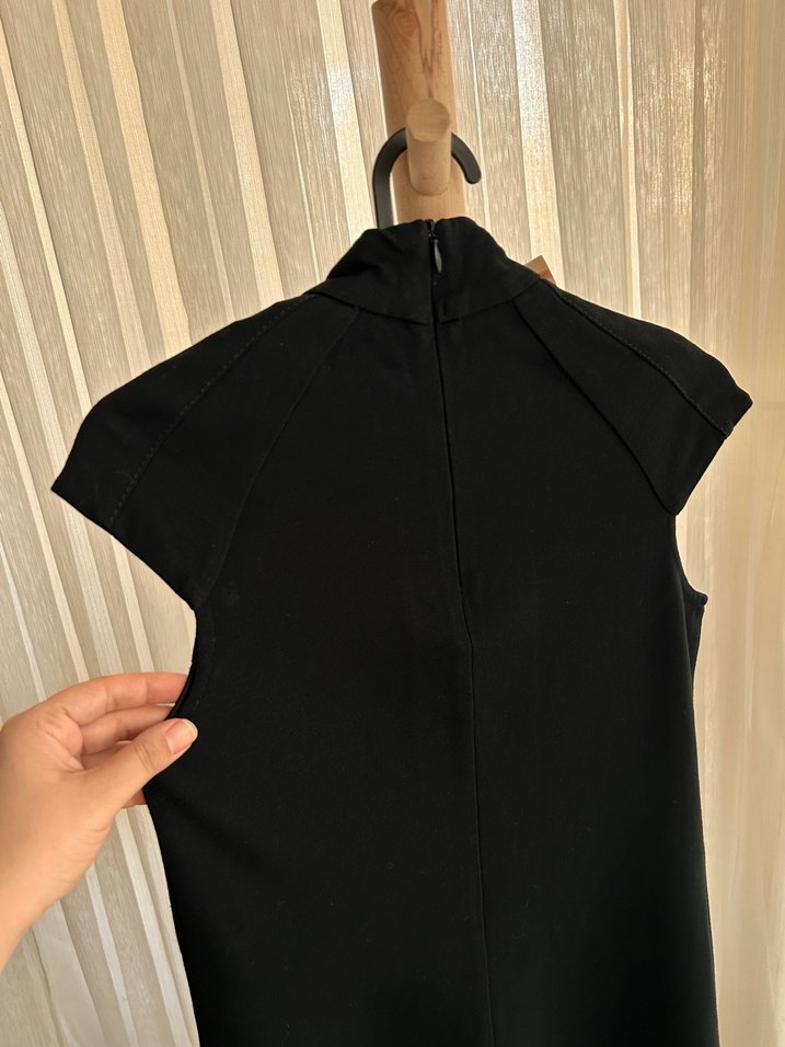 Yüksek Yakalı Siyah Midi Elbise - Görsel 3