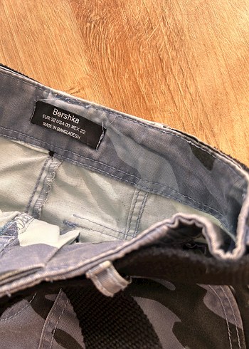 Bershka Kadın Kamuflaj Desenli Kemerli Bershka Mini Şort