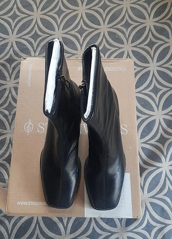 38 Beden siyah Renk Stradivarius strec bot