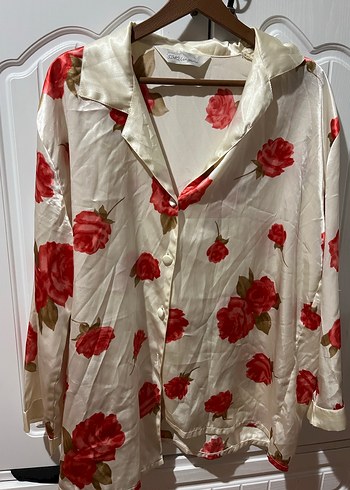 Çiçek Desenli Beyaz Saten Kadın Pijama Takımı - Görsel 3