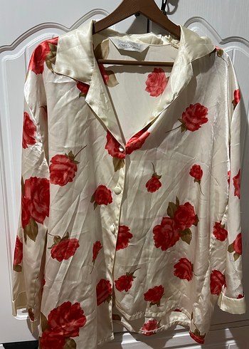 Çiçek Desenli Beyaz Saten Kadın Pijama Takımı - Görsel 2