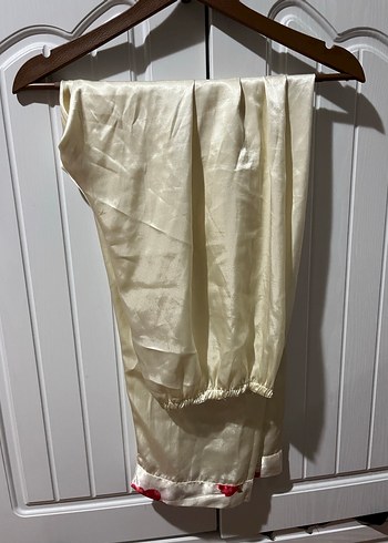 Çiçek Desenli Beyaz Saten Kadın Pijama Takımı - Görsel 4