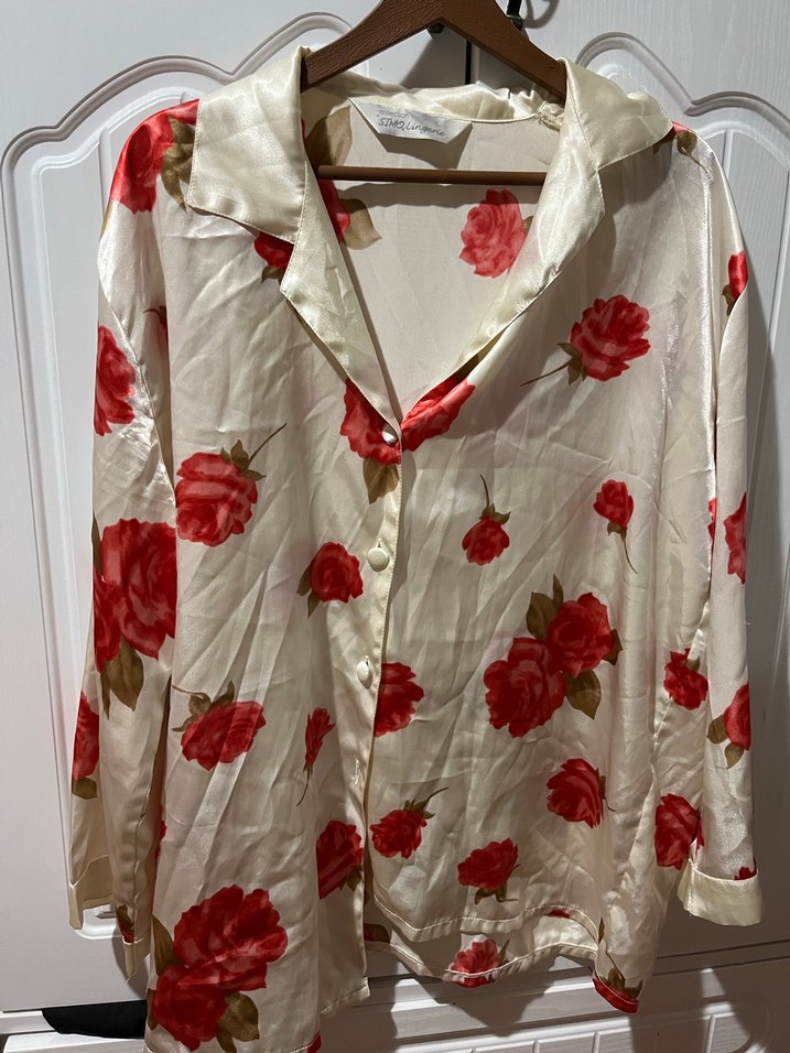 Çiçek Desenli Beyaz Saten Kadın Pijama Takımı - Görsel 3