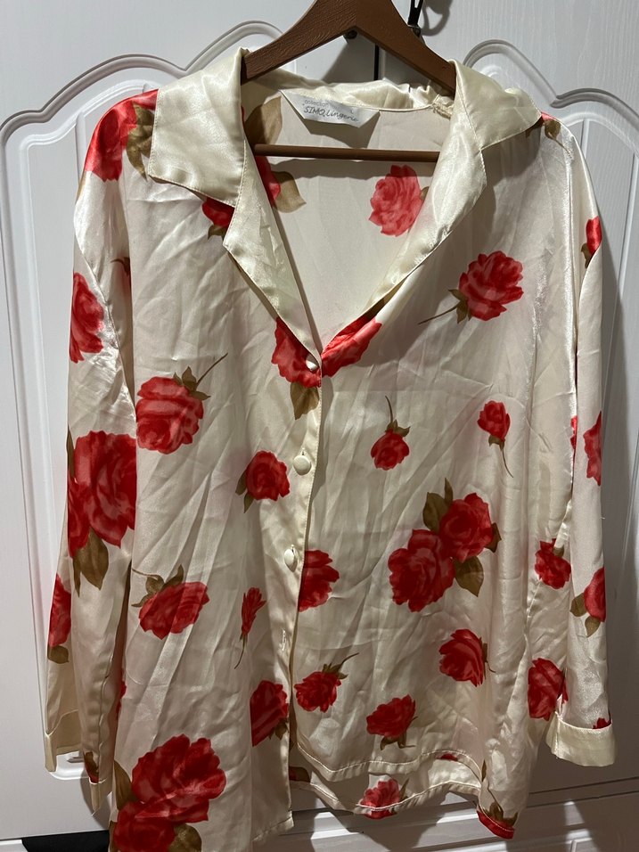 Çiçek Desenli Beyaz Saten Kadın Pijama Takımı - Görsel 2