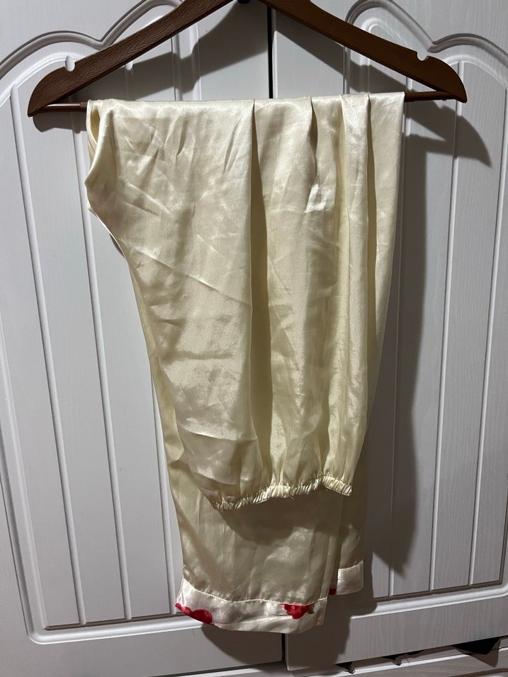 Çiçek Desenli Beyaz Saten Kadın Pijama Takımı - Görsel 4