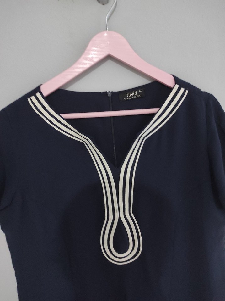 Nakışlı Lacivert V Yaka Midi Elbise - Görsel 3