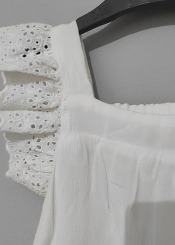 Kız Çocuk Beyaz Fırfırlı Nakışlı Elbise - Görsel 2