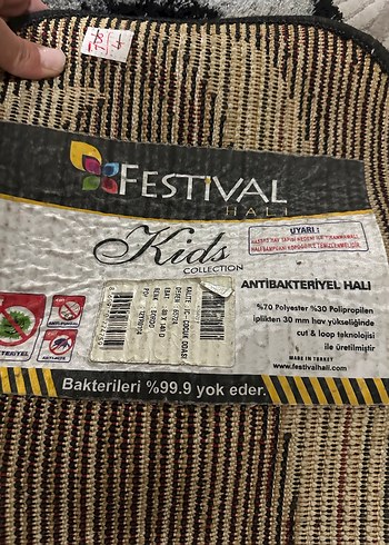 Çocuklar için renkli kırmızı araba halısı - Görsel 2