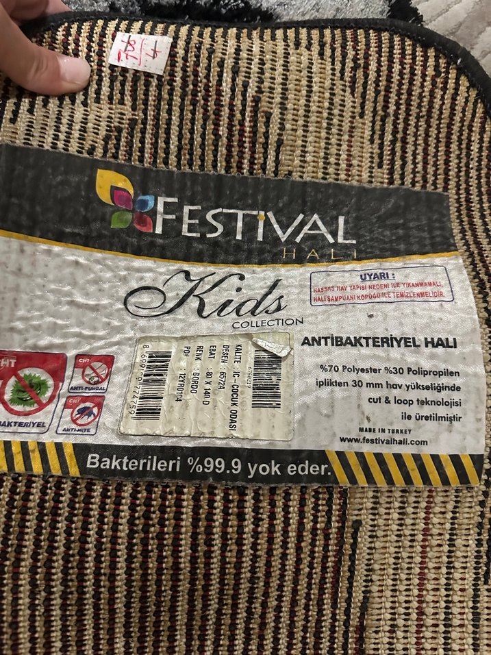 Çocuklar için renkli kırmızı araba halısı - Görsel 2