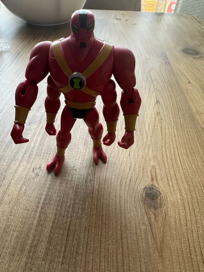 Kırmızı Renkli Aksiyon Figürü ben10 - Görsel 2