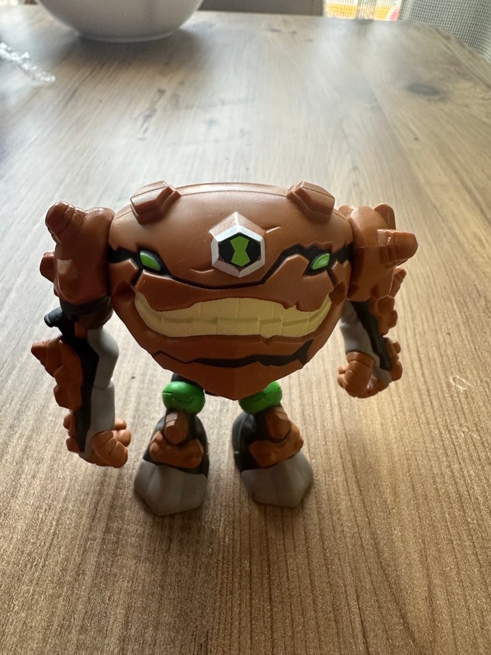 Kahverengi Karanlık Aksiyon Figürü ben10 - Görsel 2