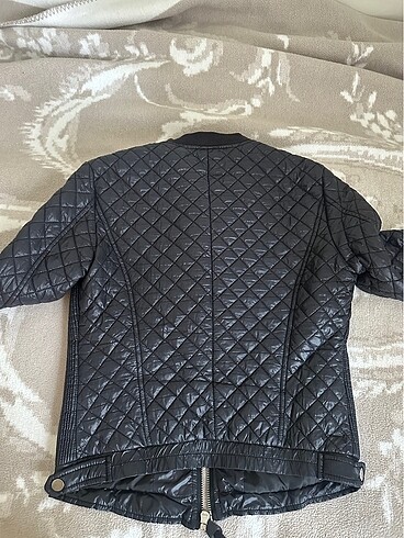 m Beden siyah Renk Bershka kapitone desen ceket