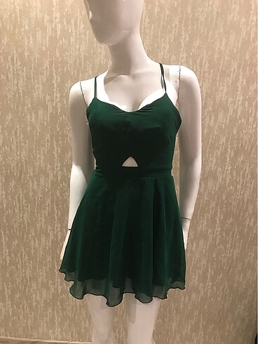 Yeşil sırt detaylı elbise