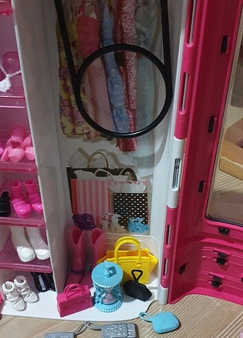 Barbie elbise dolabı