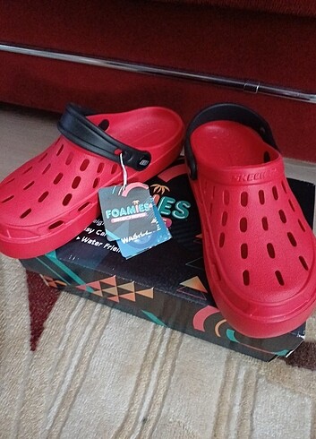 35 Beden kırmızı Renk Skechers terlik sandalet ORİJİNAL