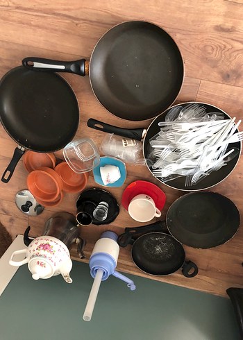 Çeşitli Boylarda Siyah Tava ve Plastik Çatal Seti