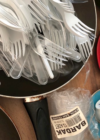 Emsan Çeşitli Boylarda Siyah Tava ve Plastik Çatal Seti