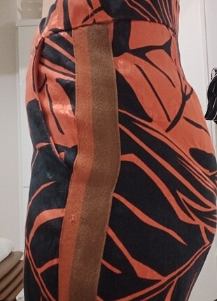 Diğer Zara model.Şık bir pantolon
